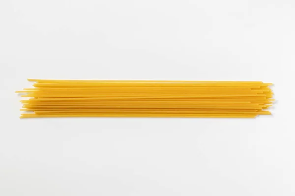 Spaghetti Yang Belum Dimasak Dengan Latar Belakang Putih Tutup Dari — Stok Foto