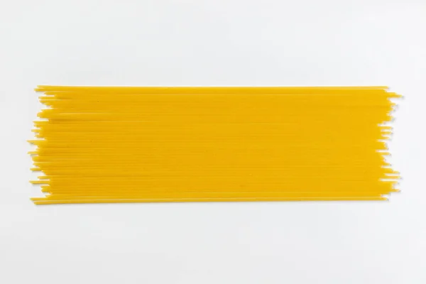 Beyaz Arka Planda Pişmemiş Spagetti Makarnaya Yaklaş — Stok fotoğraf