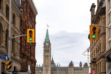Kanada, Ottawa - 1 Temmuz 2022 Kanada Parlamentosu binası ve şehir merkezindeki trafik ışıkları. Şehir görünümü