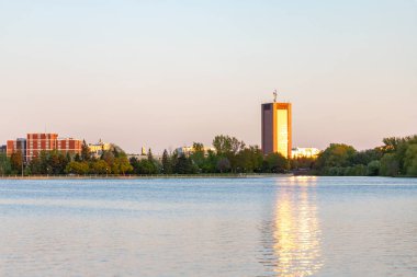 Kanada, Ottawa 'daki Dow Gölü. Güzel akşam sahnesi