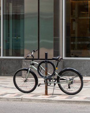 Ottawa, Kanada - 19 Mayıs 2023 Bisiklet bisiklet parkında kaldırıma park edilmiş..
