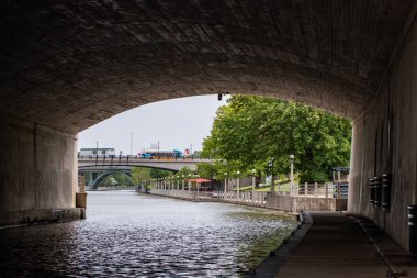 Ottawa, Kanada - 19 Mayıs 2023: Rideau Kanalı şehir merkezinde. Mackenzie King Köprüsü 'ndeki Plaza Köprüsü' nün altından görüntü.