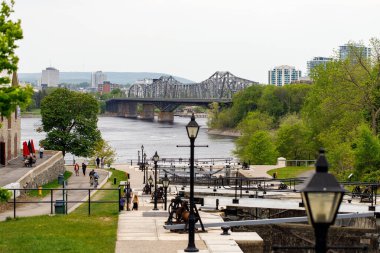 Ottawa, Kanada - 19 Mayıs 2023 Rideau Kanalı. Ottawa nehri, Alexandra köprüsü ve Quebec Gatineau şehri.