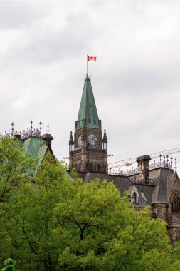 Kanada, Ottawa 'da Kanada bayrağı taşıyan parlamento binası