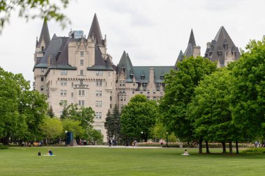 Ottawa, Kanada - 19 Mayıs 2023: Majors Hill Parkı. Şehir merkezindeki şehir parkındaki Fairmont Chateau Laurier Otel binası..