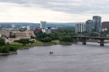 Ottawa, Kanada - 17 Haziran 2023: Gatineau Cityscape of Quebec, Ottawa nehri, Kanada Tarih Müzesi ve Alexandra Köprüsü.