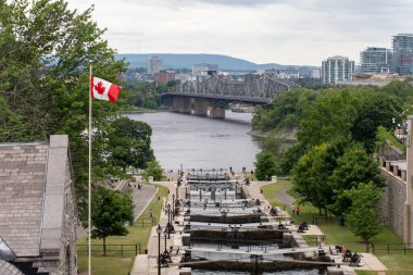 Ottawa, Kanada - 17 Haziran 2023 Rideau kanal kilitleri. Ottawa nehri, Alexandra köprüsü ve Quebec Gatineau şehri.