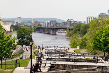 Ottawa, Kanada - 19 Mayıs 2023 Rideau Kanalı. Ottawa nehri, Alexandra köprüsü ve Quebec Gatineau şehri.