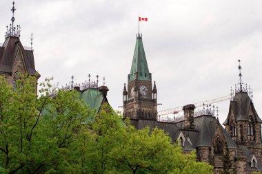 Kanada, Ottawa 'da Kanada bayrağı taşıyan parlamento binası