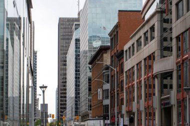 Ottawa, Kanada - 19 Mayıs 2023: Şehir merkezindeki ofis binaları. Şehrin iş bölgesinde gökdelenler.