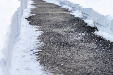 Kışın kar eritmek için tuzlu kaldırım. Soğuk karlı havada yol.