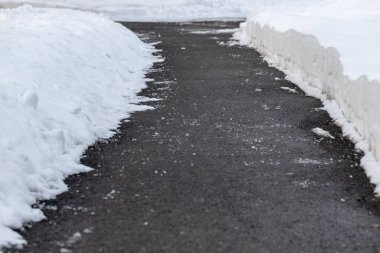 Yolu kışın eriyen karlar için tuzla kapatın.
