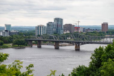 Ottawa, Kanada - 17 Haziran 2023: Ottawa Nehri ve Alexandra Köprüsü Ottawa 'dan Quebec, Kanada' ya