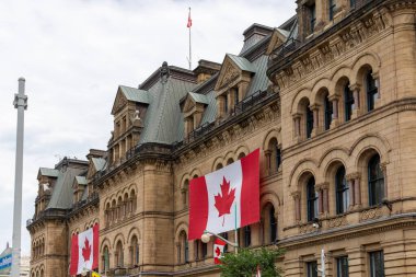 Kanada, Ottawa - 1 Temmuz 2022 Kanada Günü. Binada Kanada bayrakları. Başbakanlık ve Danışma Kurulu.