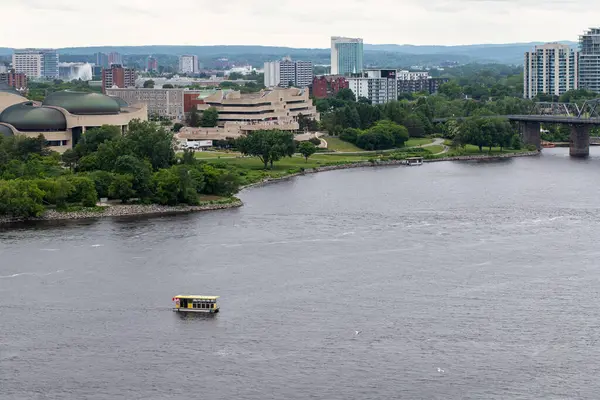 Ottawa, Kanada - 17 Haziran 2023: Ottawa nehri ve yelkenli gemisiyle Quebec 'teki Gatineau şehri