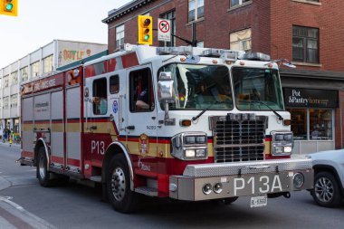 İtfaiye arabası şehir merkezinde - Ottawa, Kanada - 16 Mayıs 2024