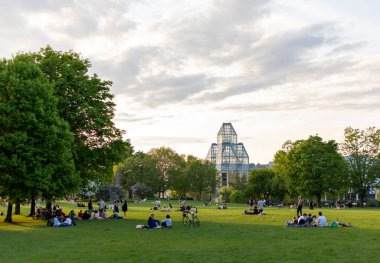 Şehrin merkezindeki Major 's Hill Park' ta. Parktaki insanlar. - Ottawa, Kanada - 16 Mayıs 2024.