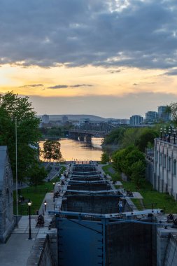 Ottawa, Kanada - 16 Mayıs 2024: Rideau kanalı şehir merkezinde kilitleniyor. Gün batımında Ottawa nehrinin manzarası.