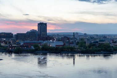 Ottawa Nehri ve Gatineau, Quebec, Kanada. Akşam saatlerinde şehir manzarası.