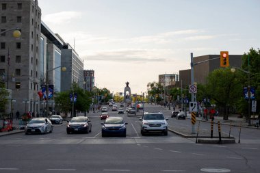 Ottawa, Kanada - 16 Mayıs 2024: Elgin Caddesi, Ottawa şehir merkezi. Kavşakta arabaları ve trafik ışıklarını olan yol.