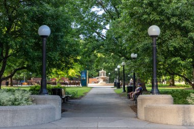 Ottawa şehir merkezinde yeşil ağaçlı ve çeşmeli bir konfederasyon parkı..