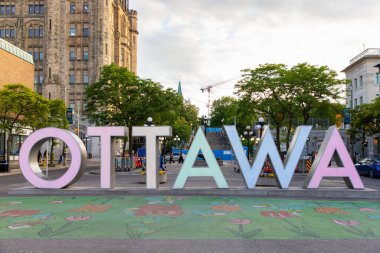 Ottawa, Kanada - 4 Haziran 2024: Byward Market 'te Ottawa tabelası