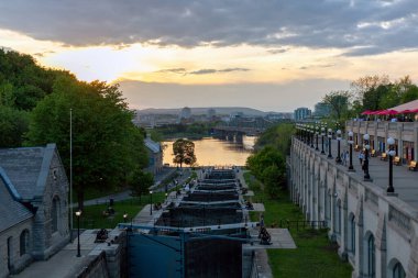 Ottawa, Kanada - 16 Mayıs 2024: Rideau kanalı şehir merkezinde kilitleniyor. Gün batımında Ottawa nehrinin manzarası.