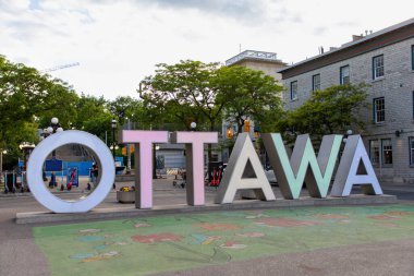 Ottawa, Kanada - 4 Haziran 2024: Byward Market 'te Ottawa tabelası