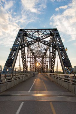 Ottawa, Kanada - 4 Haziran 2024: Alexandra Köprüsü Ottawa, Ontario 'dan Quebec' in Gatineau şehrine gün batımında yürüyen insanlarla birlikte