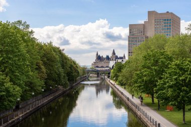 Ottawa, Kanada - 16 Mayıs 2024: Ottawa, Kanada 'da Rideau Kanalı. Baharda şehir manzarası.