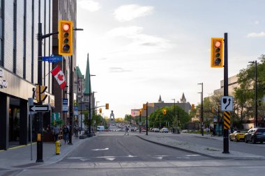 Ottawa, Kanada - 16 Mayıs 2024: Elgin Caddesi, Ottawa şehir merkezi. Kavşak ve trafik ışıkları olan yol