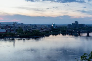 Ottawa, Kanada - 16 Mayıs 2024: Ottawa Nehri ve Gatineau, Quebec, Kanada. Akşam saatlerinde şehir manzarası.