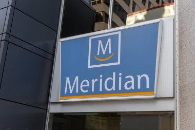 Ottawa, Kanada - 4 Haziran 2024: Ottawa, Ontario şehir merkezindeki ofis binasında Meridyen Kredi Birliği imzası.