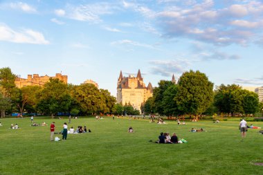 Ottawa, Kanada - 16 Mayıs 2024: Major 's Hill Park, şehir merkezinde. İnsanlar baharda çimenlikte oturuyor..