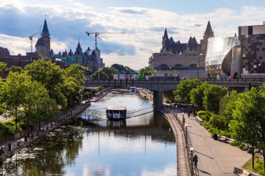 Ottawa, Kanada - 4 Haziran 2024 Rideau Kanalı şehir merkezinde yolcu gemisiyle. Kanada başkentinin şehir manzarası.