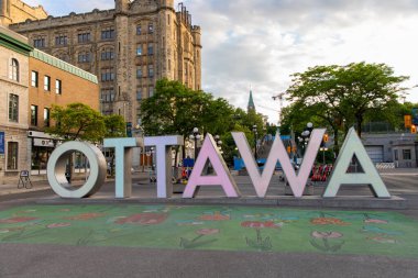 Ottawa, Kanada - 4 Haziran 2024: Byward Market 'te Ottawa tabelası