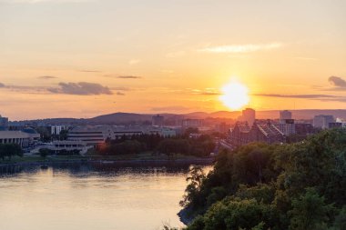 Ottawa, Kanada - 4 Haziran 2024: Ottawa Nehri ve Kanada 'nın Quebec kenti gün batımında. Alexandra köprüsü