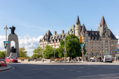 Ottawa, Kanada - 16 Mayıs 2024: Ottawa şehir merkezindeki Ulusal Savaş Anıtı ve Fairmont Chateau Laurier Oteli. Şehir görünümü