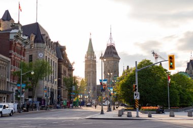 Ottawa, Kanada - 16 Mayıs 2024: Ottawa şehir merkezinde sokak. Kanada başkentinde parlamento binası. Şehir manzarası