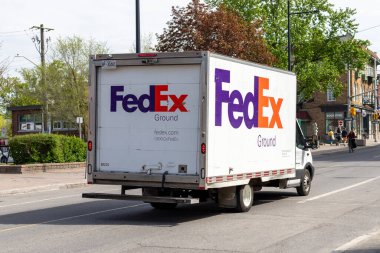 Ottawa, Kanada - 11 Mayıs 2024: Federal Express, FedEx dağıtım kamyonu yolda