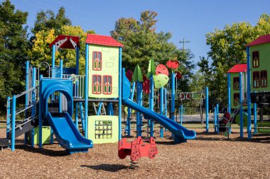 Ottawa, Kanada - 30 Eylül 2023: Çocuklar için kumlu park alanlarında renkli bir oyun alanı kaydırağı