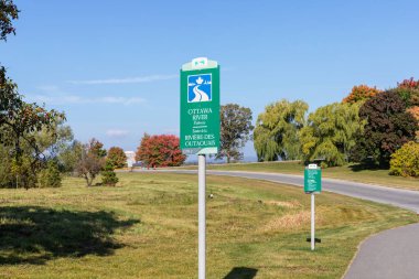 Ottawa, Kanada - 30 Eylül 2023: Sonbaharda Ottawa Nehri Yolu tabelası.