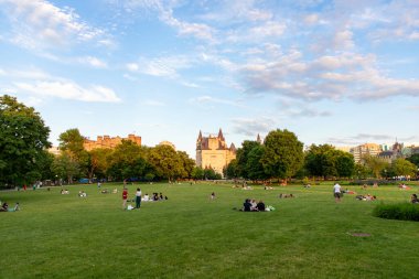 Ottawa, Kanada - 16 Mayıs 2024: Major 's Hill Park, şehir merkezinde. İnsanlar baharda çimenlikte oturuyor..