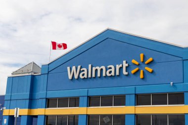 Kanata, Kanada - 2 Haziran 2024: Kanada bayraklı Walmart perakende mağazası