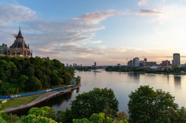 Ottawa, Kanada - 4 Haziran 2024: Ottawa Nehri ve Kanada 'nın Quebec kenti.