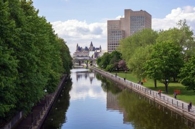 Ottawa, Kanada - 16 Mayıs 2024: Ottawa, Kanada 'da Rideau Kanalı. Baharda şehir manzarası.