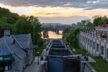 Ottawa, Kanada - 16 Mayıs 2024: Rideau kanalı şehir merkezinde kilitleniyor. Gün batımında Ottawa nehrinin manzarası.