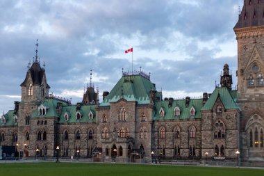 Ottawa, Kanada - 16 Mayıs 2024: Parliament Hill, Doğu Bloğu Kanada bayraklı bina