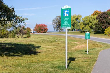 Ottawa, Kanada - 30 Eylül 2023: Sonbaharda Ottawa Nehri Yolu tabelası.