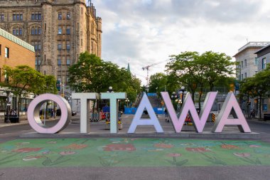 Ottawa, Kanada - 4 Haziran 2024: Byward Market 'te Ottawa tabelası